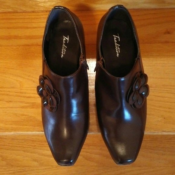 FLASH SALE! NWT Espresso Faux Leather Ankle Boots, Floral Adornment, 8M - Picture 3 of 7